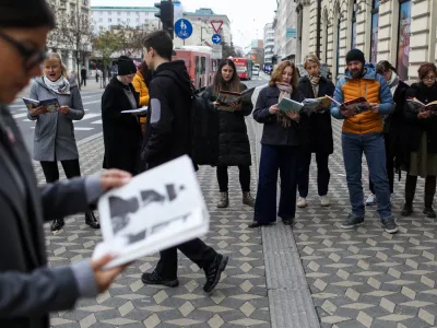 - 19.11.2025. - Flashmob, branje knjig pred Knjižnico Otona Župančiča na Slovenski cesti v Ljubljani.//FOTO: Bojan Velikonja