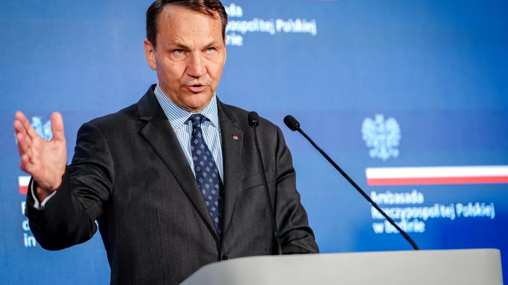 FILED - 04 June 2025, Berlin: Polish Foreign Minister Radoslaw Sikorski speaks at the German-Polish Forum 2025 at the Polish Embassy in Berlin. Photo: Kay Nietfeld/dpa