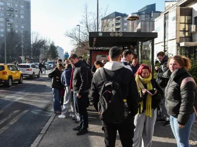 - 11.11.2025. - Množica, gneča, na avtobusni postaji v Fužinah zaradi konca pouka v Srednji &scaron;oli za gasronomijo in turizem. Avtobusna postaja v Fužinah. Naselje Fužine v Ljubljani.//FOTO: Bojan Velikonja