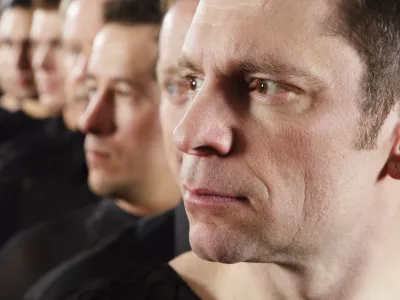 A close-up of a group of male dancers in costume lined up for the performance. / Foto: O2o Creative, Getty Images