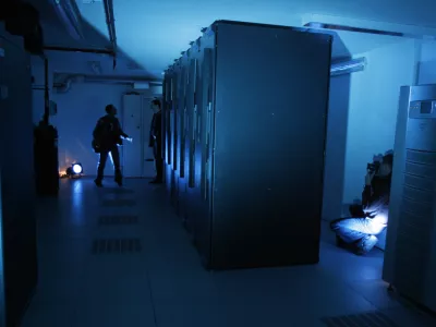 - Turboin&scaron;titut d.d, ljubljanski superračunalni&scaron;ki Center LSC Adria, Rov&scaron;nikova 7,- najmočnej&scaron;i superračunalnik v Sloveniji in JV Evropi - - 2048-jedrni superračunalnik zgrajen z IBM-ovo tehnologijo IBM BladeCenter, ki je vodilna v svetu superračunalnikov. V začetni konfiguraciji bo 256 strežnikov, vsak s po dvema &scaron;tirijedrnima procesorjema in skupno 4,1 TB delovnega spomina, ki bodo delovali kot en sam sistem. Strežniki bodo med seboj povezani z mrežno tehnologijo Infiniband, ki omogoča povezavo med strežniki brez zakasnitev, tako da strežniki delujejo kot enovit računalnik. Rezultati izračunov se bodo shranjevali na pomnilni&scaron;ki sistem IBM DS4000 kapacitete 10TB, ki bo s strežnikoma za upravljanje sistema povezan z optičnimi vlakni./FOTO: Luka CjuhaOPOMBA: ZA OBJAVO V ČASOPISU DNEVNIK