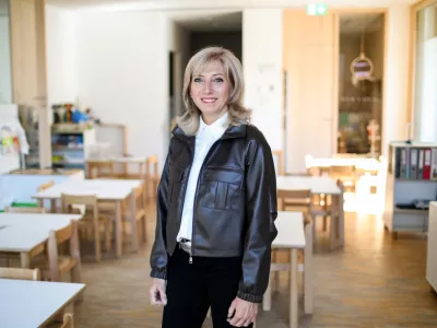 - Janja Bogataj, ravnateljica, leto&scaron;nja dobitnica nagrade za življensko delo na področju vzgoje in izobraževanja.- 03.10.2025. - Vrtec Kamnitnik, &Scaron;kofja Loka.//FOTO: Bojan Velikonja