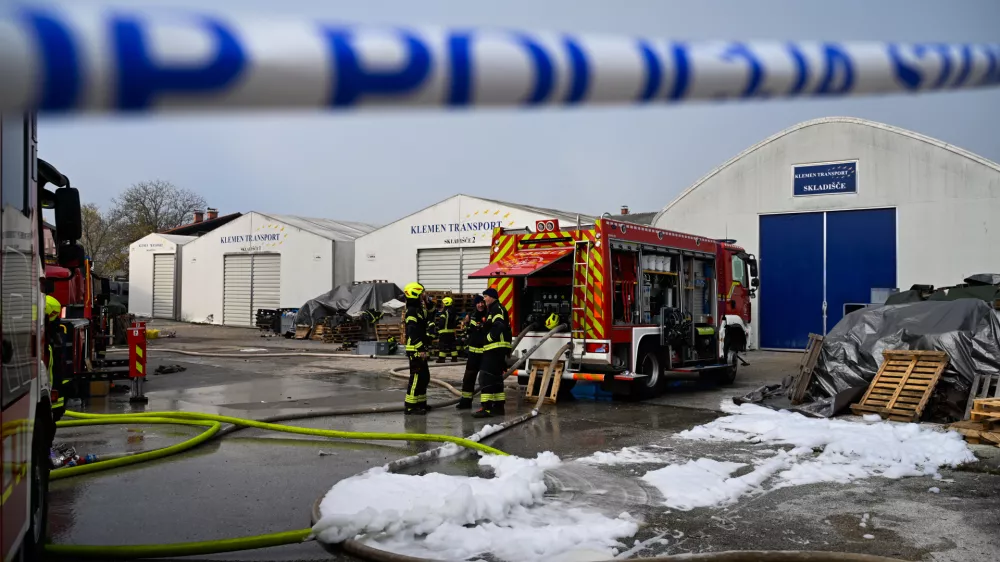 09.11.2025 Požar Preserje - LIP Radomlje - Gasilci.- gasenje požara..FotoNik Erik Neubauer