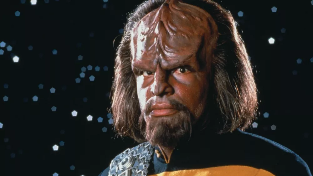 Worf, klingonski častnik na Picardovi ladji Enterprise, je bil vojna sirota, ki so ga posvojili in vzgojili zemeljski, ruski star&scaron;i, in je hkrati tujerodec, ki ga v vesolju Star Treka najbolje in najbolj osebno spoznamo.