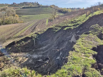 Plesivo v Goriskih Brdih.Ponedeljkovo dezevje je mocno poskodovalo vec vinogradov v Goriskih Brdih.Plaz v vinogradu.