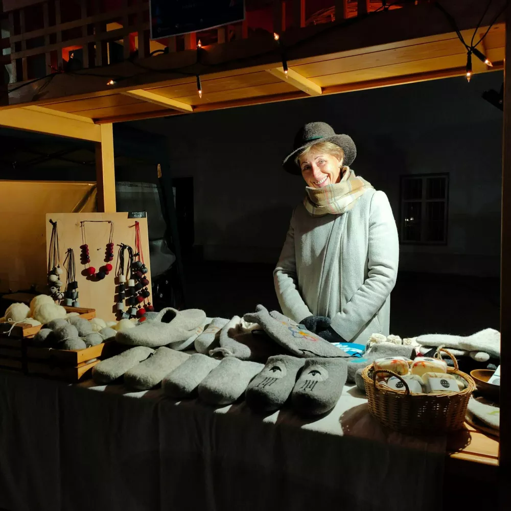 Praznični program se začenja že 28. novembra z živahnim Adventnim sejmom na Gradu Dvor, kjer obiskovalce pričakujejo tudi lokalni ustvarjalci, domače dobrote ter edinstvena grajska kulisa. 