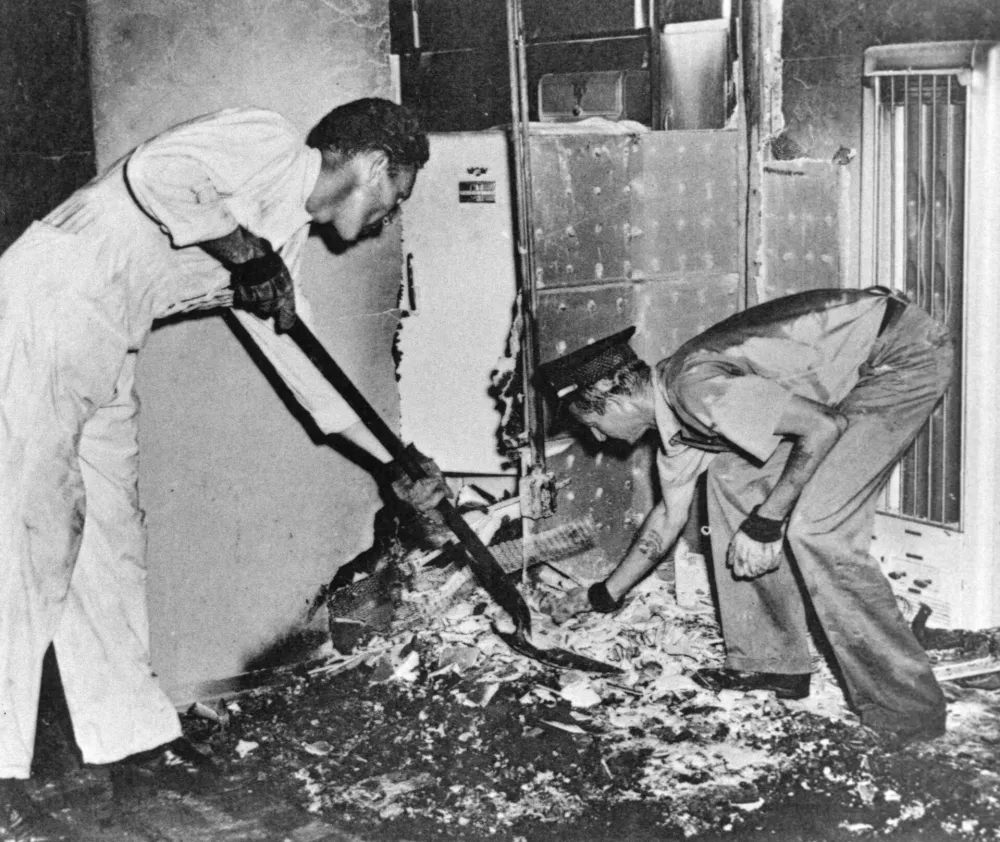 Či&scaron;čenje hi&scaron;e po nepojasnjenem primeru zažiga. / Foto: Profimedia