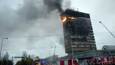 18.11.2025. - Zagreb, Hrvatska - Pozar u Vjesnikovom neboderu. Vatra se siri na nize katove. Svi vatrogasci s podrucja grada su na terenu i pokusavaju vatru staviti pod nadzor. Photo: Josip Mikacic/PIXSELL