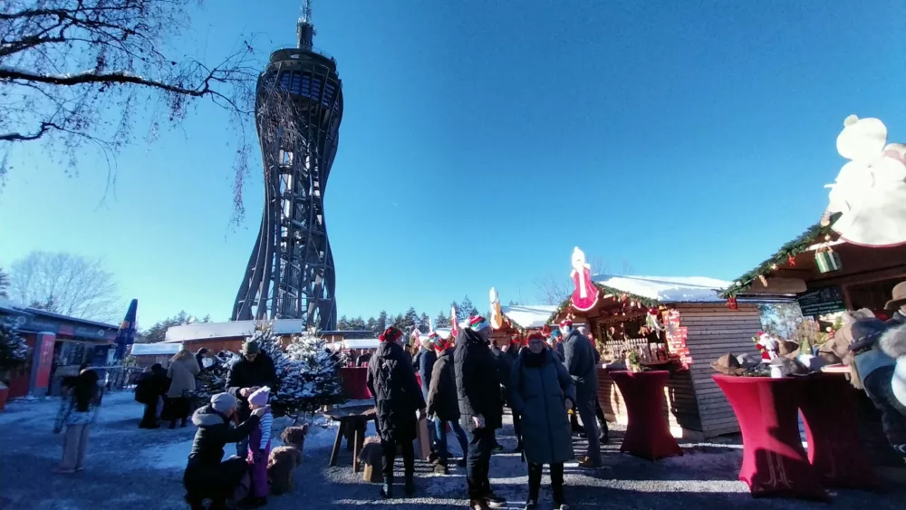 Predvsem družinam z manj&scaron;imi otroki priporočamo obisk adventa pod razglednim stolpom Jedvovca. F Vesna Levičnik