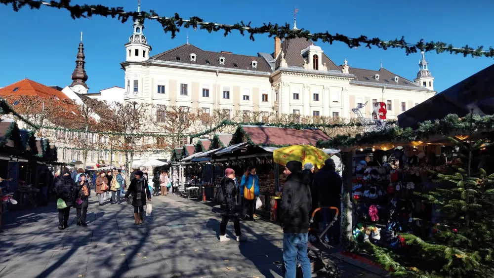 Adventna tržnica pred Mestno hi&scaron;i. F Vesna Levičnik