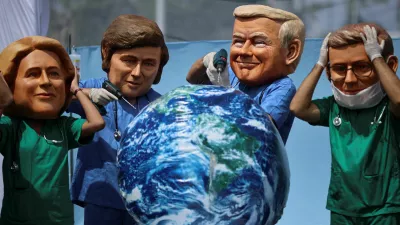 Oxfam activists wearing big head masks depicting world leaders stage a mock emergency room scene symbolizing a dying Planet Earth to call for urgent climate action during the UN Climate Change Conference (COP30), in Belem, Brazil, November 20, 2025. REUTERS/Adriano Machado   TPX IMAGES OF THE DAY / Foto: Adriano Machado