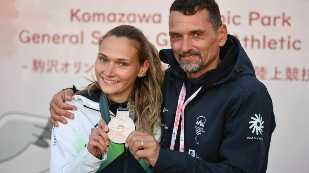 Leja Glojnarič: "V sedmeroboju sem uspela zato, ker sem imela ob sebi podporo ljudi, ki jim sem zelo hvaležna. Najbolj pa mojemu atiju (na sliki), trenerju, ki mi je stal ob strani, vedno verjel vame in držal pesti." Foto: ZSIS