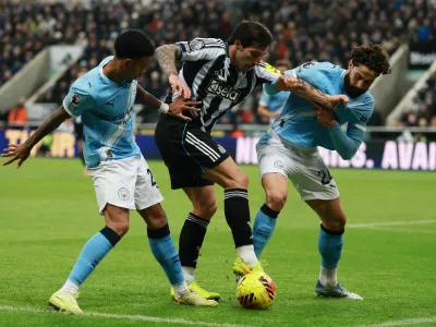 Soccer Football - Premier League - Newcastle United v Manchester City - St James' Park, Newcastle, Britain - November 22, 2025 Newcastle United's Sandro Tonali in action with Manchester City's Savinho and Josko Gvardiol Action Images via Reuters/Lee Smith EDITORIAL USE ONLY. NO USE WITH UNAUTHORIZED AUDIO, VIDEO, DATA, FIXTURE LISTS, CLUB/LEAGUE LOGOS OR 'LIVE' SERVICES. ONLINE IN-MATCH USE LIMITED TO 120 IMAGES, NO VIDEO EMULATION. NO USE IN BETTING, GAMES OR SINGLE CLUB/LEAGUE/PLAYER PUBLICATIONS. PLEASE CONTACT YOUR ACCOUNT REPRESENTATIVE FOR FURTHER DETAILS..