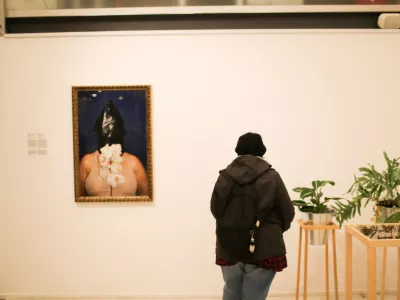 - simbolična fotografija &ndash; nasilje nad ženskami - - 22.11.2018 &ndash; Galerija Kresija - razstava "Ko je drugič udaril v vrata, sem čez luknjo prelepila plakat.", ki je nastala v sodelovanju z Dru&scaron;tvom SOS telefon, //FOTO: Bojan Velikonja