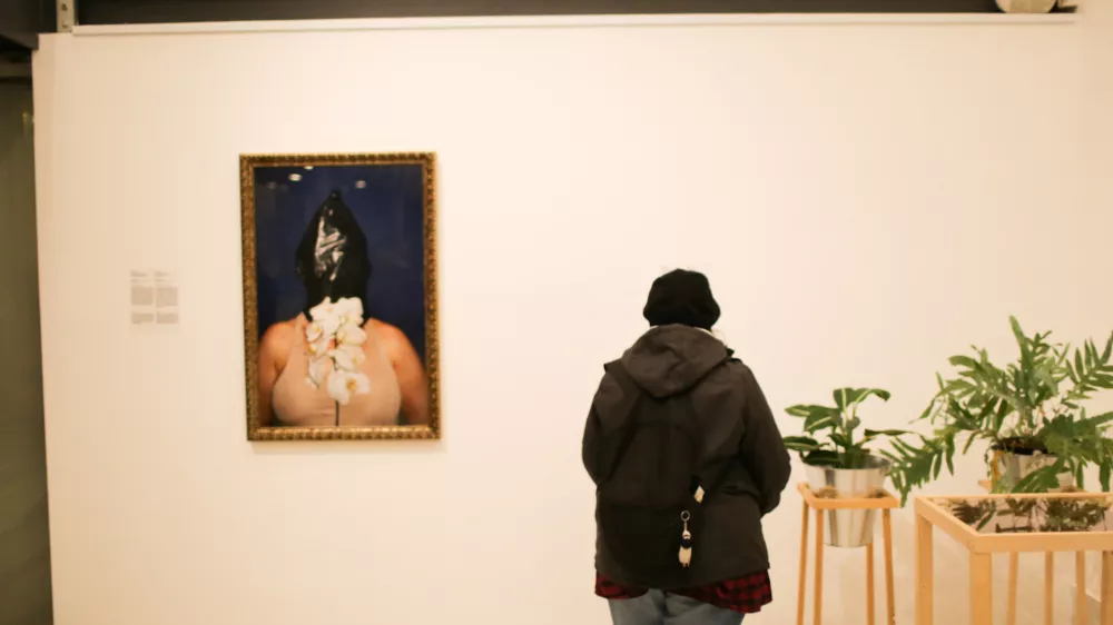 - simbolična fotografija &ndash; nasilje nad ženskami - - 22.11.2018 &ndash; Galerija Kresija - razstava "Ko je drugič udaril v vrata, sem čez luknjo prelepila plakat.", ki je nastala v sodelovanju z Dru&scaron;tvom SOS telefon, //FOTO: Bojan Velikonja