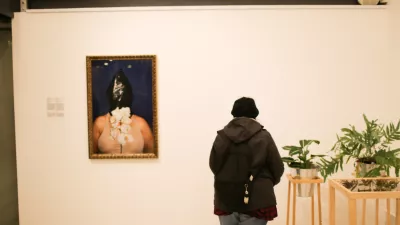 - simbolična fotografija &ndash; nasilje nad ženskami - - 22.11.2018 &ndash; Galerija Kresija - razstava "Ko je drugič udaril v vrata, sem čez luknjo prelepila plakat.", ki je nastala v sodelovanju z Dru&scaron;tvom SOS telefon, //FOTO: Bojan Velikonja