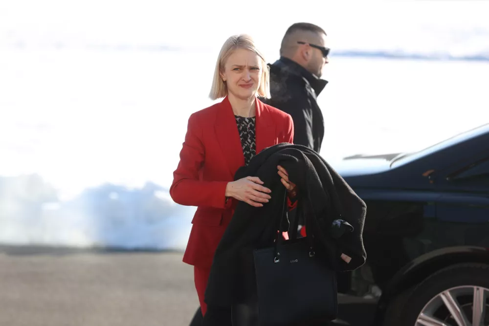 Golobova vlada v hrupni zagati