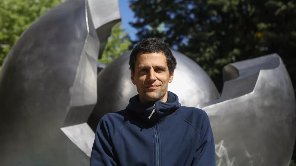 - 13.09.2022 &ndash; Dr. Jonas Sonnenschein, okoljski ekonomist in vodja projektov v okoljevarstveni organizaciji Umanotera, Slovenski fundaciji za trajnostni razvoj.  //FOTO: Luka CjuhaOPOMBA: INTERVJU ZA OBJEKTIV 2022