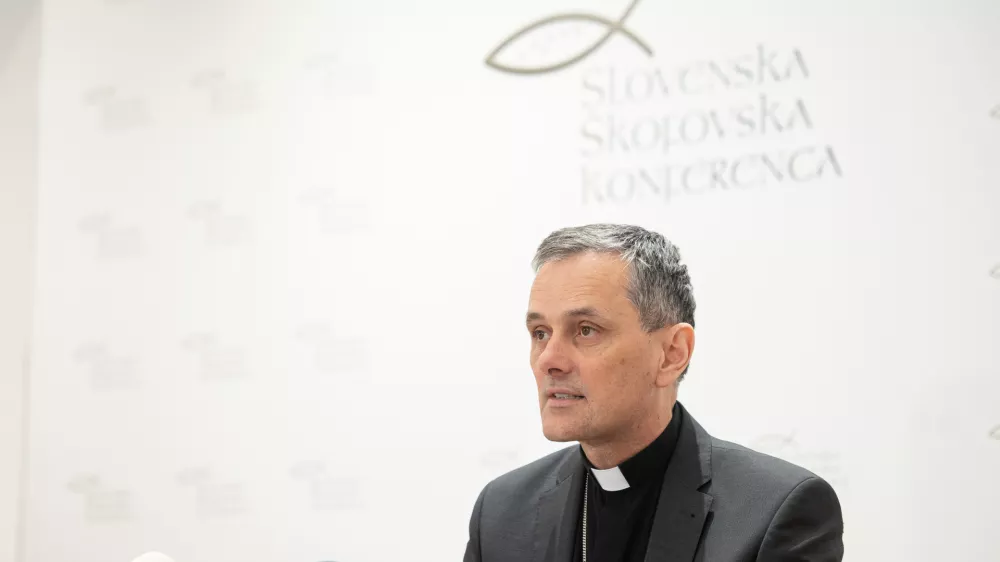 Ljubljana, Galerija Druzina.Novinarska konferenca Slovenske skofovske konference (SSK) ob izvolitvi papeza Leona XIV.Predsednik SSK, novomeski skof Andrej Saje.