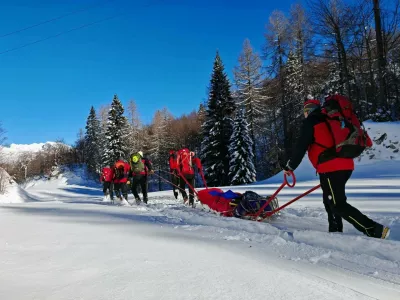 Bohinjski gorski re&scaron;evalci so pomagali mo&scaron;kemu z bolečinami v hrbtu. 