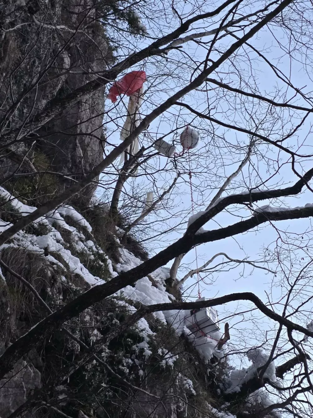 Bohinjski gorski re&scaron;evalci so po Komarči lovili vremenski balon. 
