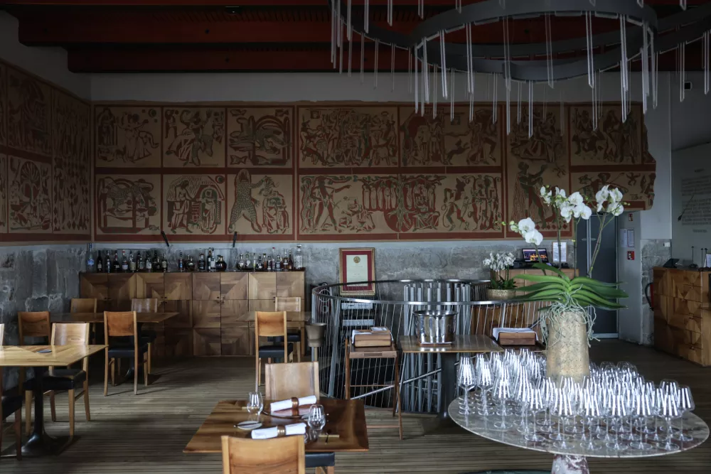 Prezrte freske, mozaiki in reliefi na ljubljanskih stavbah in ulicah