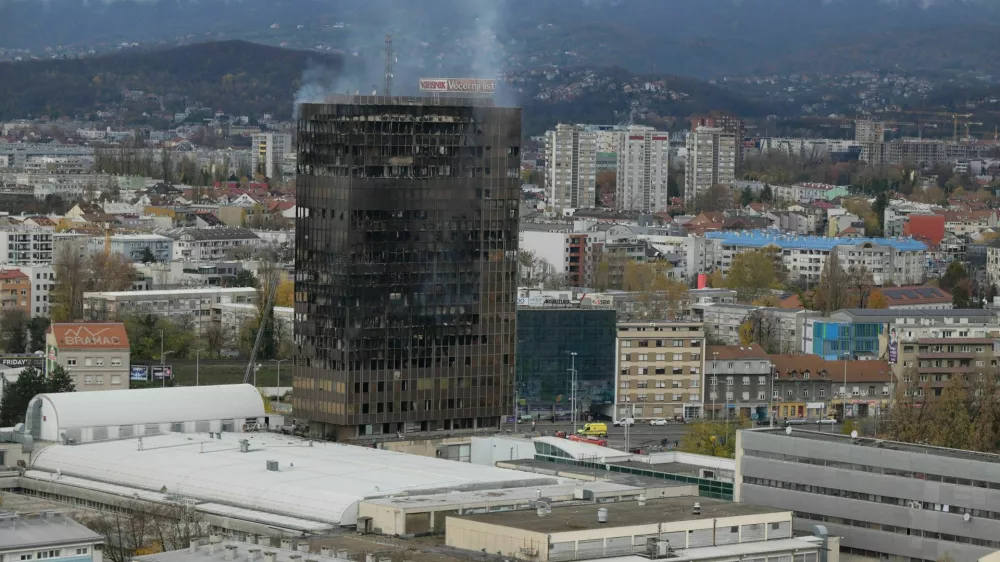 18.11.2025. - Zagreb, Hrvatska - Pozar u Vjesnikovom neboderu. Vatra se siri na nize katove. Svi vatrogasci s podrucja grada su na terenu i pokusavaju vatru staviti pod nadzor. Photo: Neva Zganec/PIXSELL
