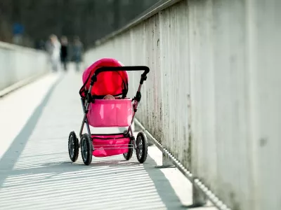 Otro&scaron;ki voziček. Simbolična.