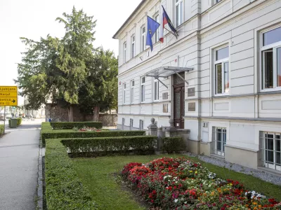 - občinska stavba - Trža&scaron;ka 1 - 26.08.2019 &ndash; Občina Vrhnika - obisk pri županu za rubriko župani zasebno //FOTO: Matjaž Ru&scaron;t