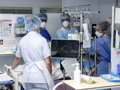 - simbolična fotografija - zdravstvo, zdravnik, medicinska sestra, medicinsko osebje, pacient, bolnica, bolni&scaron;nica- 12.03.2025 - ministrica za zdravje Valentina Prevolnik Rupel si je na delovnem obisku v Univerzitetnem kliničnem centru (UKC) ogledala tekoče investicije//FOTO: Jaka Gasar