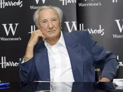 British director and producer, Michael Winner, signs copies of his autobiography, Unbelievable!, at a central London venue, Tuesday, Dec. 14, 2010. (AP Photo/Jonathan Short) / Foto: Jonathan Short