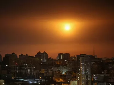 An explosion of a Russian drone in the sky over the city during a Russian missile and drone strike, amid Russia's attack on Ukraine, in Kyiv, Ukraine November 25, 2025. REUTERS/Gleb Garanich   TPX IMAGES OF THE DAY