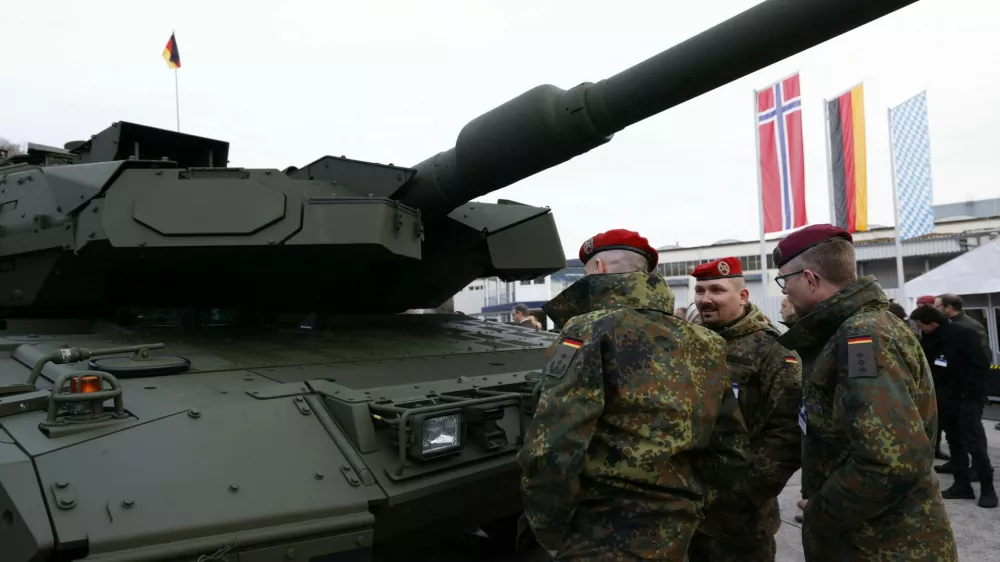 Vojaki med občudovanjem tanka leopard 2 A8 / Foto: Profimedia