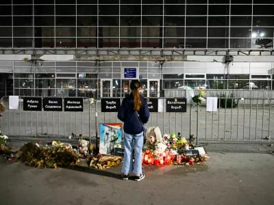Novi Sad, Srbija. Železni&scaron;ka postaja, kjer se je 1. novembra 2024 zru&scaron;ila nadstre&scaron;nica in ubila 16 ljudi. Prva obletnica.31. 10. 2025Foto: Nik Erik Neubauer