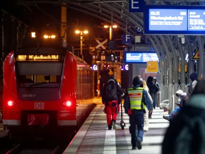 FILED - 24 November 2025, North Rhine-Westphalia, Cologne: The first passengers board a regional train after the end of the closure of Cologne Central Station. German police have searched properties across several states to investigate hundreds of emails threatening bomb attacks against schools, train stations and other public places, the Federal Criminal Police Office said on Tuesday. Photo: Henning Kaiser/dpa