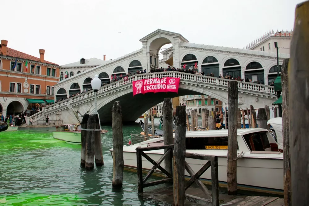 A handout photograph taken and released on November 22, 2025, by Extinction Rebellion Press Office, shows the dyed green waters of Grand Canal, under the Rialto Bridge, in Venice during the "Stop Ecocide" demonstration origanized by Extinction Rebellion.,Image: 1053924312, License: Rights-managed, Restrictions: RESTRICTED TO EDITORIAL USE - MANDATORY CREDIT "AFP PHOTO / Extinction Rebellion Press Office" - HANDOUT - NO MARKETING NO ADVERTISING CAMPAIGNS - DISTRIBUTED AS A SERVICE TO CLIENTS, ***HANDOUT image or SOCIAL MEDIA IMAGE or FILMSTILL for EDITORIAL USE ONLY! * Please note: Fees charged by Profimedia are for the Profimedia's services only, and do not, nor are they intended to, convey to the user any ownership of Copyright or License in the material. Profimedia does not claim any ownership including but not limited to Copyright or License in the attached material. By publishing this material you (the user) expressly agree to indemnify and to hold Profimedia and its directors, shareholders and employees harmless from any loss, claims, damages, demands, expenses (including legal fees), or any causes of action or allegation against Profimedia arising out of or connected in any way with publication of the material. Profimedia does not claim any copyright or license in the attached materials. Any downloading fees charged by Profimedia are for Profimedia's services only. * Handling Fee Only ***, Model Release: no