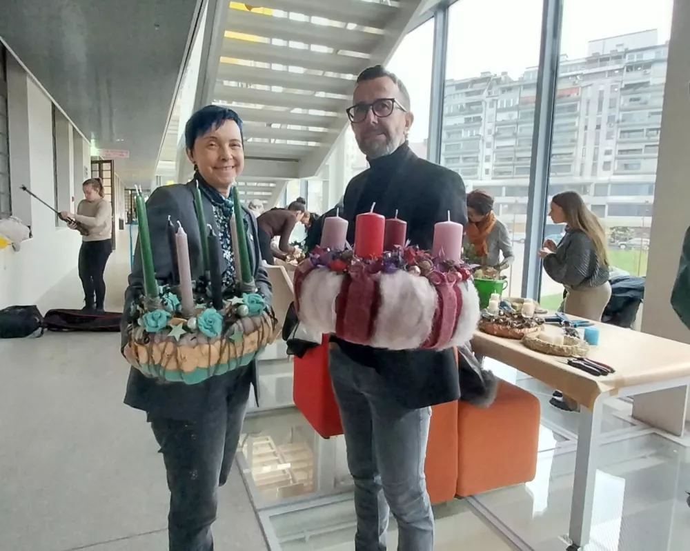 Sabina &Scaron;egula in Peter Ribič sta pred odhodom v Vatikan na dobrodelnem dogodku predstavila tudi trende božičnih venčkov. 