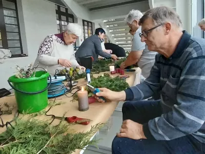 Udeleženci delavnic so izdelovali venčke iz naravnih materialov. 