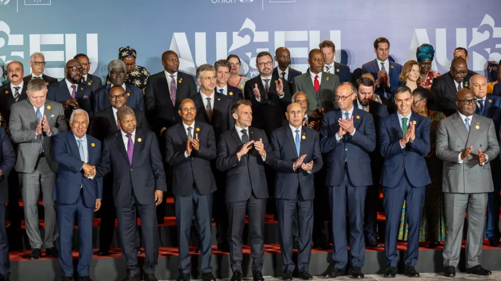 24 November 2025, Angola, Luanda: European and African leaders line up for the family photo at the end of the first day of the Africa Union (AU) - European Union (EU) Summit. Photo: Michael Kappeler/dpa