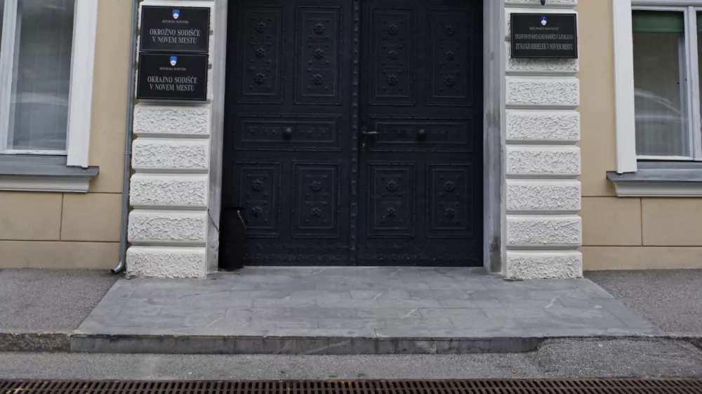 Okrajno sodi&scaron;če Novo mesto 2013, Jerebova ulica 2, stavba //FOTO: Luka Cjuha