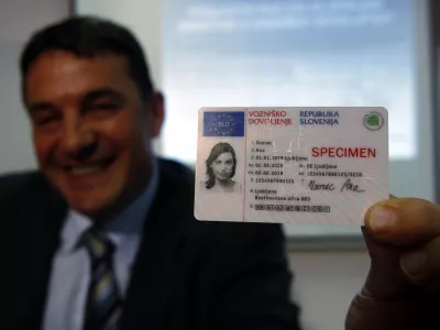 - novo vozni&scaron;ko dovoljenje v obliki polikarbonatne kartice /FOTO: Bojan VelikonjaOPOMBA: ZA OBJAVO V ČASOPISU DNEVNIK