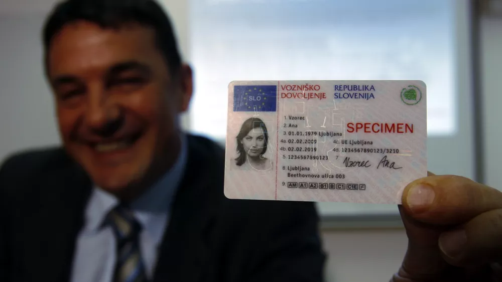 - novo vozni&scaron;ko dovoljenje v obliki polikarbonatne kartice /FOTO: Bojan VelikonjaOPOMBA: ZA OBJAVO V ČASOPISU DNEVNIK