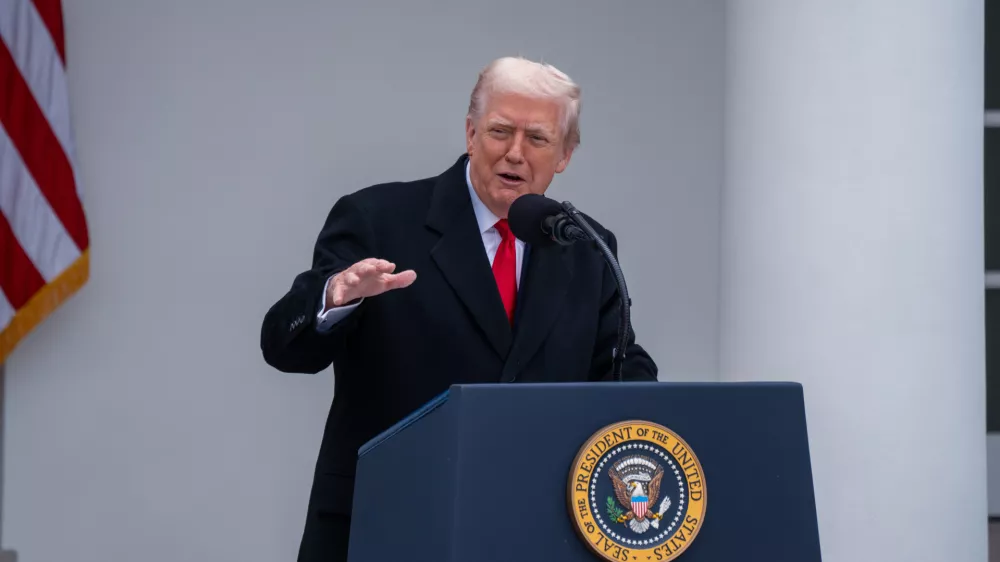 25 November 2025, US, Washington: US President Donald Trump pardons a turkey during the annual Presidential Thanksgiving Turkey Pardon in the Rose Garden. Photo: Andrew Leyden/ZUMA Press Wire/dpa