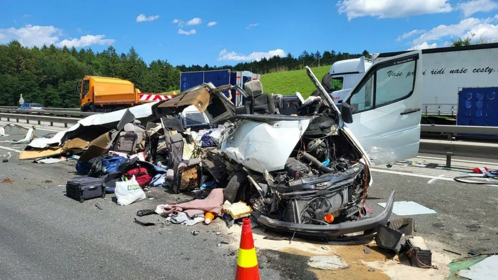 &Scaron;tajerska avtocesta, nesreča pri Tepanju, kjer je pri trku v tovorno vozilo umrlo pet tujih državljanov.Prometna nesreča, re&scaron;evanje, avtocesta, trk vozil, zastojFoto: Bralec