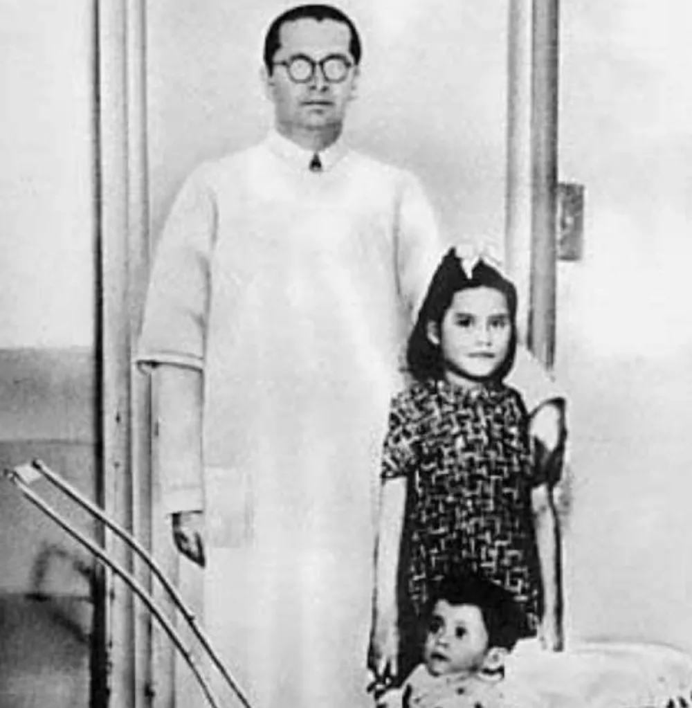 Lina Marcela Medina s sinom in zdravnikom, ki je pomagal pri rojstvu. Najmlaj&scaron;a mati v zgodovini, ki je rodila pri 5 letih. 