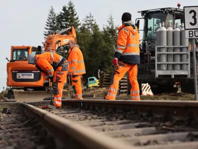 FILED - 13 November 2025, Saxony-Anhalt, Elend: Track fitters work on a section of track at a level crossing between Erlend and Sorge. Photo: Matthias Bein/dpa