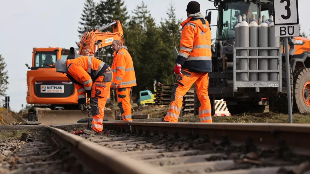 FILED - 13 November 2025, Saxony-Anhalt, Elend: Track fitters work on a section of track at a level crossing between Erlend and Sorge. Photo: Matthias Bein/dpa