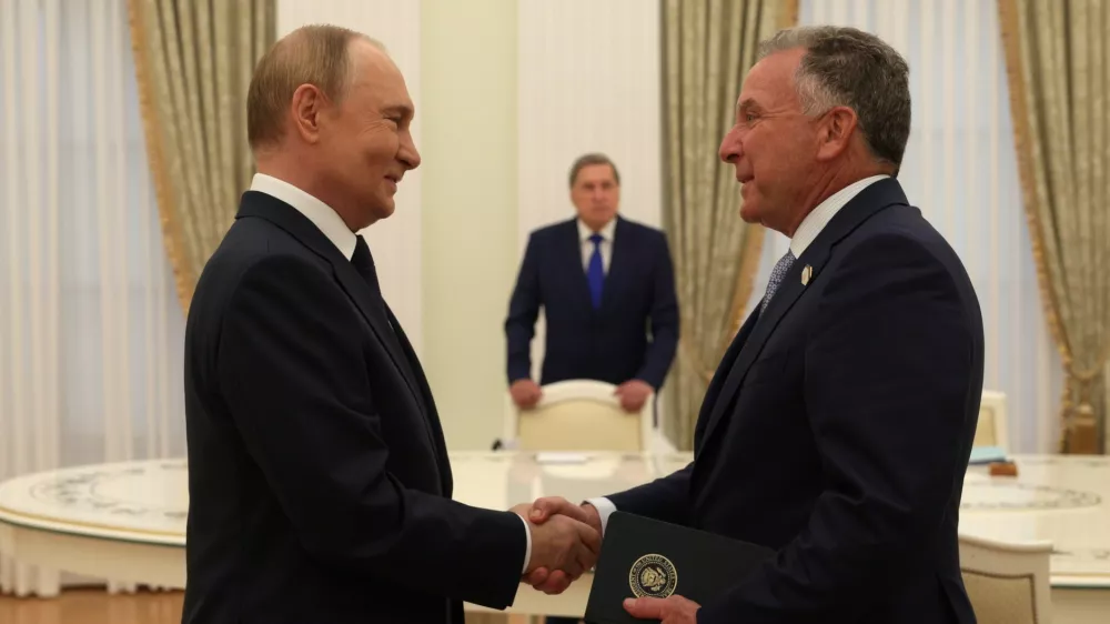 HANDOUT - 06 August 2025, Russia, Moscow: Russian President Vladimir Putin shakes hands with US&nbsp;special envoy Steve Witkoff ahead of Ukraine war talks. Photo: --/Kremlin/dpa - ATTENTION: editorial use only and only if the credit mentioned above is referenced in full