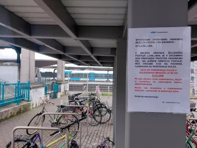 Kolesarnica pri ŽP Ljubljana ostaja do 1. januarja 2026, uporabniki opozarjajo na neurejene razmere. Foto: Miha Pav&scaron;ek