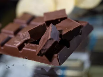 FILED - 16 June 2023, Saxony, Leipzig: A Chocolate bar lies on a table. Germans are having to pay more for chocolate, cookies, and other traditional treats in the run-up to Christmas. Photo: Hendrik Schmidt/dpa